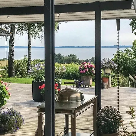 Сasa de vacaciones Three-bedroom Holiday In *
