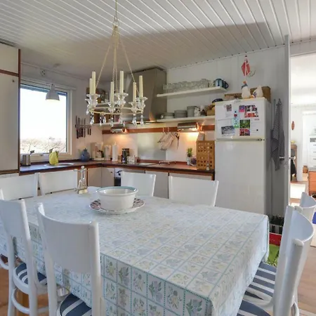 Сasa de vacaciones Three-bedroom Holiday In *